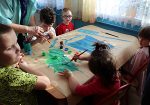 Malowanie farbami - przy stoliku Maja, Oliwia, Alanek, Jasiu i Fabianek